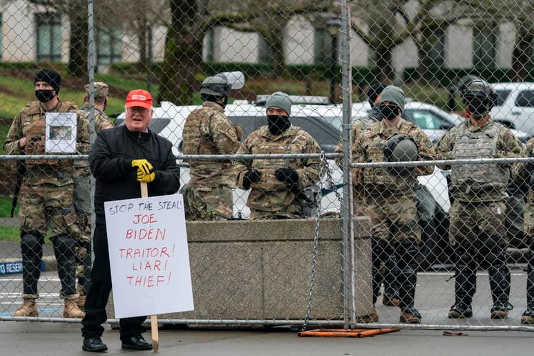 Estados Unidos despertó este domingo en tensión por la expectativa de protestas armadas en todo el país, pero el fuerte dispositivo de seguridad desplegado en decenas de ciudades pareció disuadir a los extremistas que habían amenazado con nuevos episodios violentos. (AGENCIAS)