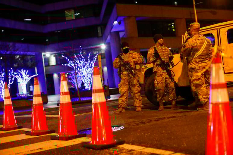 Autoridades de defensa de Estados Unidos dicen estar preocupadas por un posible ataque interno u otra amenaza de parte de efectivos que participarán en la seguridad durante la investidura del presidente electo Joe Biden, ante lo cual el FBI examinará a cada uno de los 25.000 soldados de la Guardia Nacional que acudirán a Washington para el evento. (ESPECIAL)