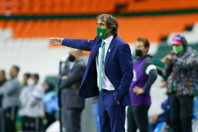 Guillermo Almada reconoció esta noche la gran labor colectiva de todo su equipo, en el triunfo de Santos Laguna 2-0 sobre Tigres UANL en el Corona, en la segunda fecha del Guardianes 2021, aunque tuvo una mención especial para Félix Torres Caicedo, cuando fue cuestionado acerca del rendimiento del zaguero ecuatoriano. (ESPECIAL)
