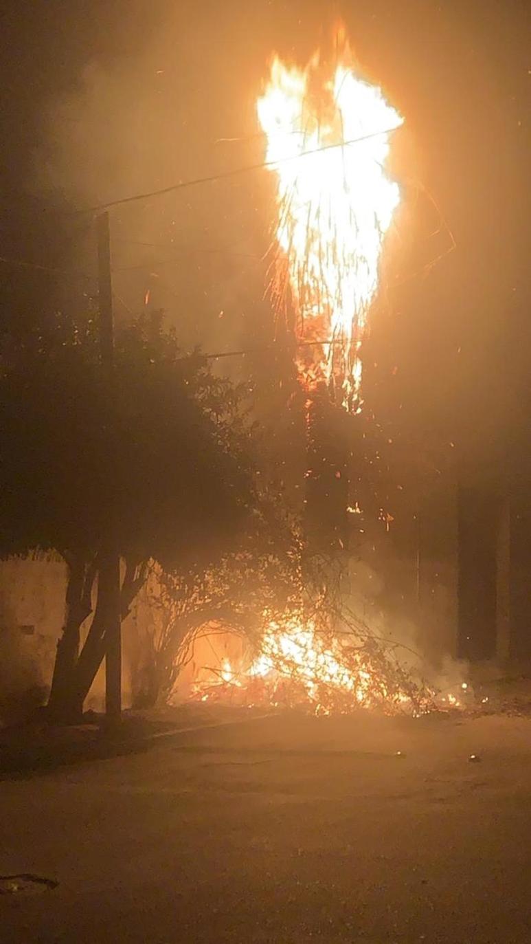 Los vecinos informaron a las autoridades que el incendio había iniciado luego de que varios menores de edad estuvieran jugando con pirotecnia.