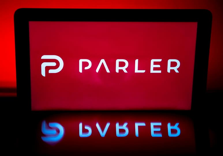 La web de la red social Parler, muy utilizada por los conservadores y la extrema derecha en EUA, vuelve a estar accesible después de que Amazon dejara de darle alojamiento en sus servidores hace una semana por la proliferación de mensajes violentos tras el asalto al Capitolio. (ARCHIVO)