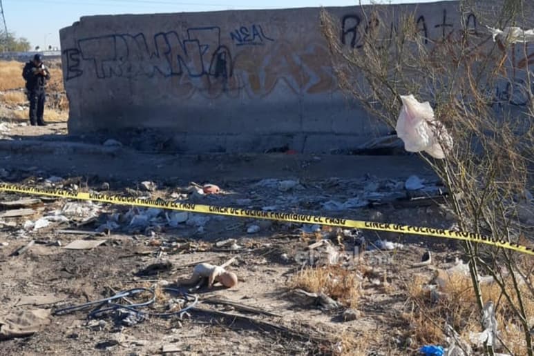 El hallazgo se reportó a la línea de emergencias 911 poco antes del as 9 de la mañana de este lunes, por lo que hasta el final de  la calle Conquistadores de la cerrada Miravalles, a unos metros del excereso del municipio, acudieron agentes de las diversas corporaciones de seguridad, quienes confirmaron el hallazgo del cadáver.
(EL SIGLO DE TORREÓN)