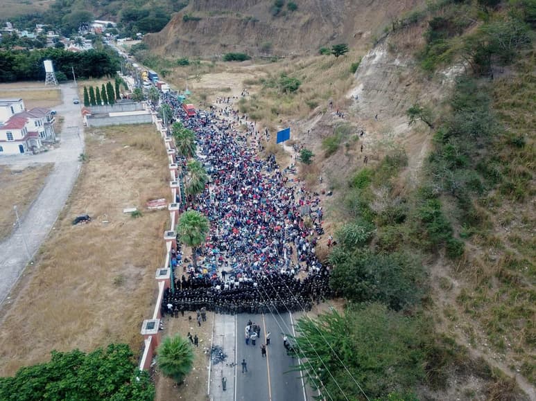Más de 6,000 hondureños que conforman una caravana migrante rumbo a Estados Unidos continúan varados este lunes en una carretera en el este de Guatemala, sin que las fuerzas de seguridad permitan su avance desde el sábado. (ARCHIVO)