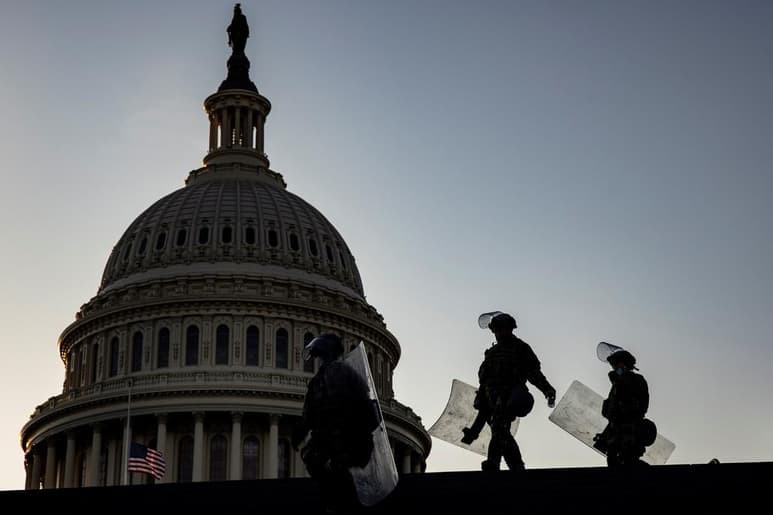 Cuando la turba irrumpió en el Capitolio de Estados Unidos, muchos de los policías tuvieron que decidir por su propia cuenta cómo hacerles frente. No existía una directriz. Ningún plan. Y no había un mando superior. (ARCHIVO)