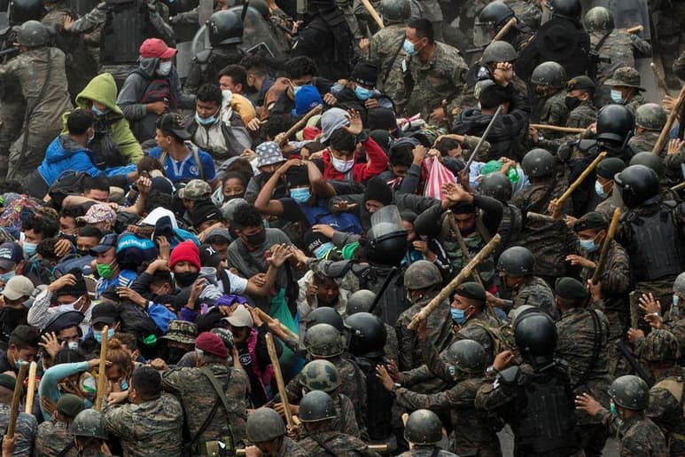 Cientos de migrantes hondureños despertaron el lunes cansados y hambrientos después de estar atrapados por segunda noche consecutiva junto a una carretera rural en Guatemala cuando la policía y soldados les prohibieron el paso. (ARCHIVO)