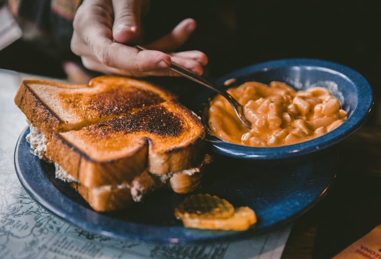 Los macarrones con queso es uno de los platillos favoritos de los niños y grandes también. Es económico de preparar y suele rendir porciones de sobra. (ARCHIVO)