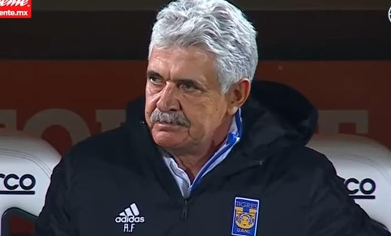  El técnico de los Tigres, Ricardo Ferretti, fue captado fumando en el banquillo del estadio Corona de Santos el domingo pasado previo al juego en el que visitaron La Comarca Lagunera. (ESPECIAL)