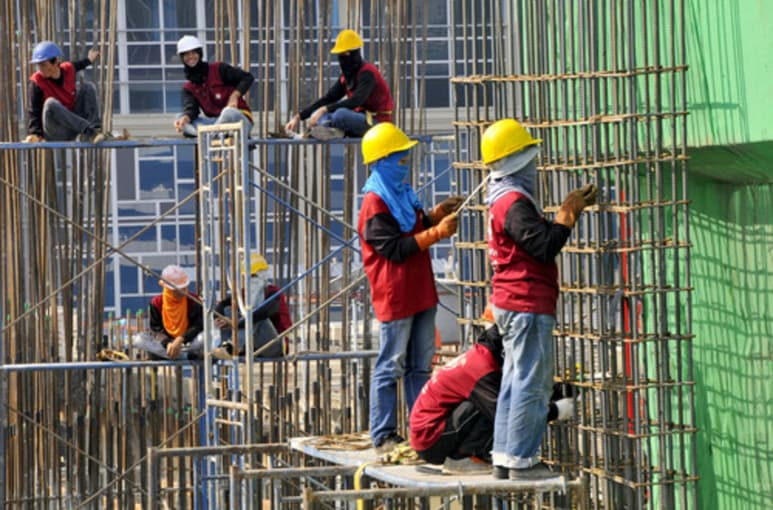 Las bajas de trabajadores que se presentan en diciembre tienen que ver con los contratos de obra y tiempo determinados principalmente en tres subsectores: Obra civil, Automotriz y Escuelas, independientemente si son trabajadores de base o eventuales o si son empleados directos o de outsourcing. (ESPECIAL)