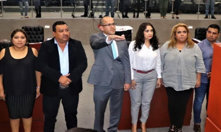 En paralelo a la protesta de los consejeros surgieron datos que exhiben al ombudsperson morelense, Raúl Israel Hernández Cruz, como uno de los funcionarios mejores pagados en el estado con un salario bruto de 102 mil 555 pesos, de acuerdo con el portal de transparencia del gobierno de Morelos.
(ARCHIVO)