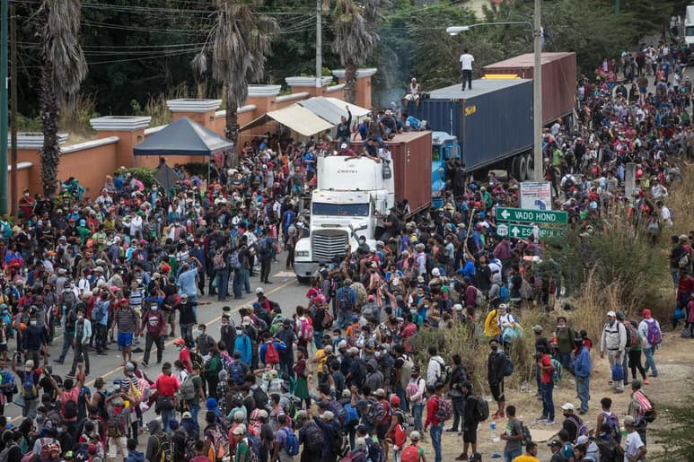 En un operativo, el Ejército y la Policía Nacional Civil (PNC) de Guatemala desalojó a unos siete mil hondureños que se mantenían apostados en el punto conocido como Vado Hondo, en el departamento (estado) de Chiquimula, en un intento por llegar al río Suchiate. (EFE)