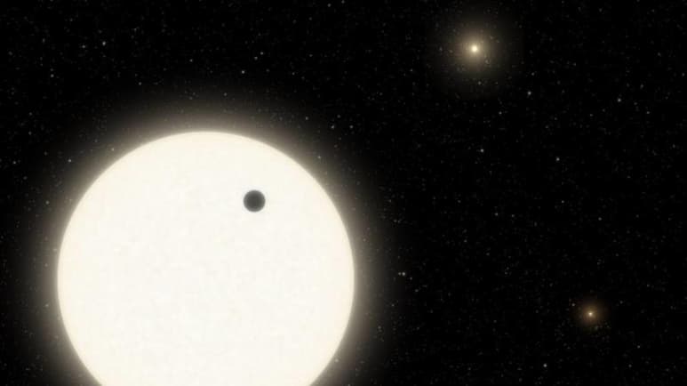 Como parte de la misión Kepler de la NASA se han podido descubrir miles de planetas desde 2009; sin embargo, uno, el KOI-5Ab se dejó de lado debido a que era muy complicado de estudiar, aunque ahora que se ha retomado la investigación de este mundo es que circunda una estrella en un sistema triple. (Especial)