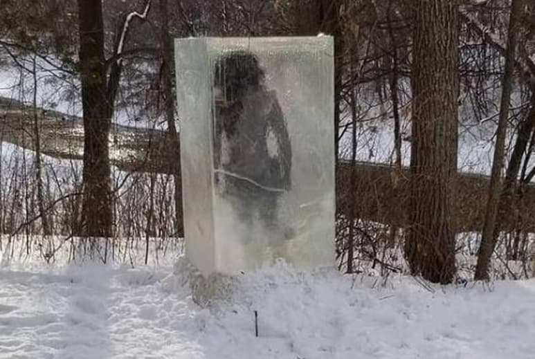 La figura del 'cavernícola congelado' fue colocada intencionalmente en el parque de Minneapolis aprovechando el clima gélido de ésta (ESPECIAL)