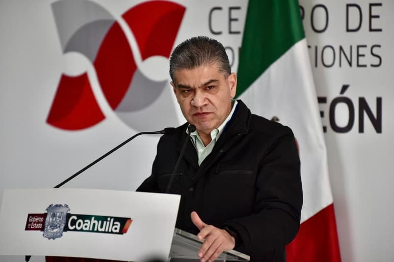 El gobernador de Coahuila, Miguel Riquelme, destacó durante este lunes las diversas dudas que se generan dentro del proceso del Plan Nacional de Vacunación del Gobierno Federal, dijo estar en desacuerdo en que los llamados “servidores de la Nación” puedan recibir dosis en estas primeras etapas de aplicación, tal como lo afirmó el presidente Andrés Manuel López Obrador en su conferencia matutina. (ERICK SOTOMAYOR)