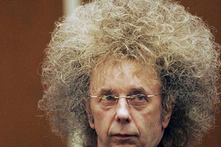 El fallecido productor musical Phil Spector era considerado un hombre con dos personalidades. Por un lado, el genio del rock ‘n’ roll que elevó el género con su “muro de sonido” en la década de 1960 y creó éxitos para artistas como los Beatles y Tina Turner. Por el otro, el tipo agresivo que blandía armas contra artistas y que terminó siendo sentenciado a prisión por asesinato. (Especial)