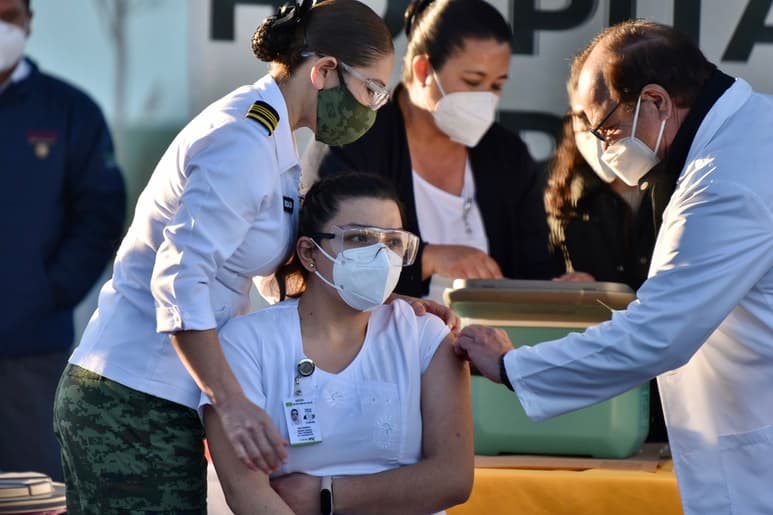De la nueva remesa, 8,775 biológicos serán para vacunar por segunda ocasión a personal de la primera línea contra el COVID-19. (ARCHIVO)