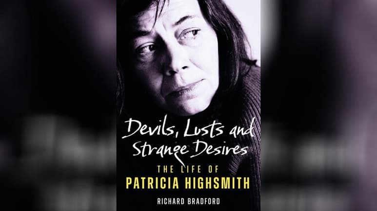 Patricia Highsmith, autora de clásicos de la novela negra como Extraños en un tren y El talento de Mr. Ripley, habría cumplido cien años pero, lejos de caer en el olvido, sigue suscitando tal fascinación que una nueva biografía indaga en sus “demonios, lujurias y extraños deseos”. (ESPECIAL) 