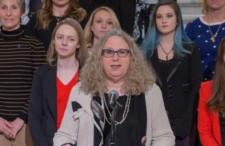 El presidente electo de Estados Unidos Joe Biden nominó a la secretaria de Salud de Pensilvania Rachel Levine para ser su subsecretaria de Salud, lo que la deja en camino a convertirse en la primera funcionaria federal transgénero en ser confirmada por el Senado. (ESPECIAL)