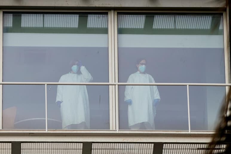 España notificó este martes 34,291 nuevos positivos por coronavirus desde el lunes, que elevan los contagios desde el inicio de la pandemia hasta los 2,370.742 y supone un nuevo aumento de la incidencia acumulada hasta los 714.21 casos por cada 100,000 habitantes, 25 más que ayer. (ARCHIVO)
