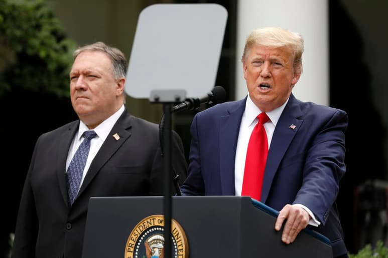 El Ministerio de Exteriores de Irán anunció este martes que ha sancionado a varios responsables estadounidenses, entre ellos Donald Trump (d) y Mike Pompeo (i), por su papel en 'actos de terror y medidas inhumanas' contra el país persa. (ARCHIVO) 

 