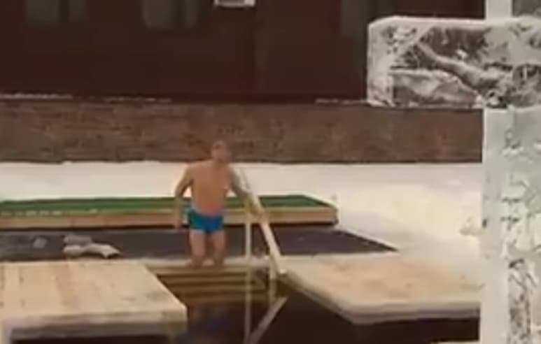 Con la finalidad de celebrar la Epifanía ortodoxa, Putin se sumergió en el agua helada portando únicamente un bóxer (CAPTURA)