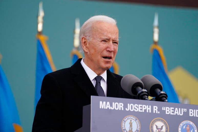 En sus primeras horas como presidente de EUA, Joe Biden planea firmar una decena de órdenes ejecutivas para hacer frente a la pandemia y revocar algunas de las decisiones más controvertidas de su predecesor, Donald Trump, como la salida del acuerdo climático de París y el veto a países musulmanes. (AGENCIAS / AP)
