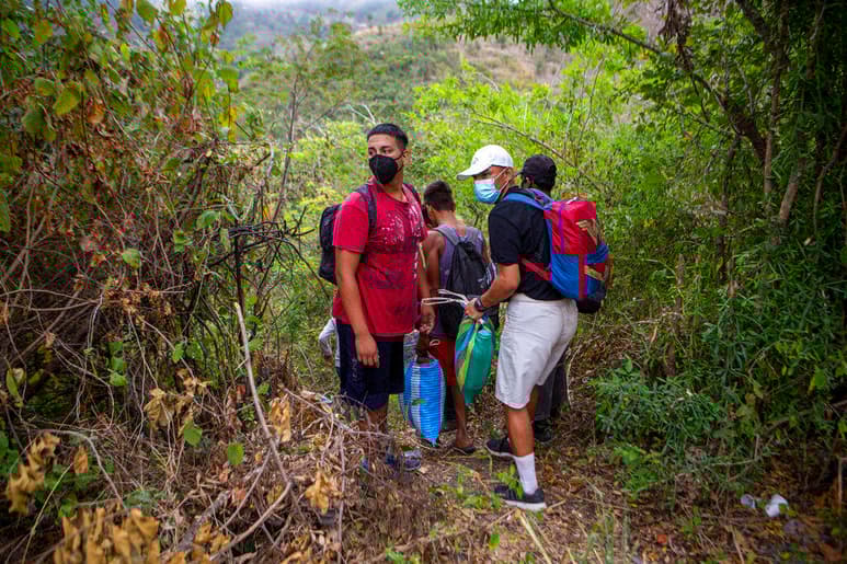 Una gran caravana de migrantes hondureños que penetró en Guatemala la semana pasada se disolvió el martes ante el bloqueo de las autoridades guatemaltecas. Pequeños grupos siguieron adelante hacia la frontera con México, mientras otros aceptaron el transporte de las autoridades de regreso a su país.
(AGENCIAS / AP)