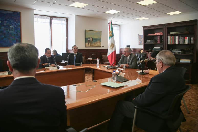 El presidente López Obrador compartió que el director ejecutivo global de Pfizer, Albert Bourla, reafirmó le compromiso de entrega de dosis de vacunas contra COVID-19 a México. (TWITTER)