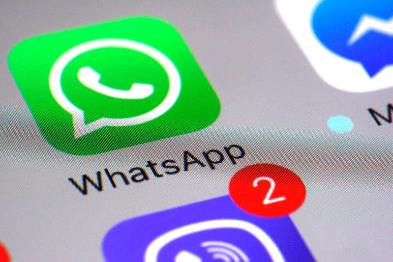 Como ya sabes en los últimos días se ha generado mucha polémica respecto a los cambios en los términos de privacidad de WhatsApp. La respuesta de millones de usuarios en el mundo ha sido buscar una alternativa para dejar la app. Ahora, incluso los gobiernos se están pronunciando y pidiendo que no entre en vigor la actualización, al menos así lo hizo la India. (AGENCIAS / AP )