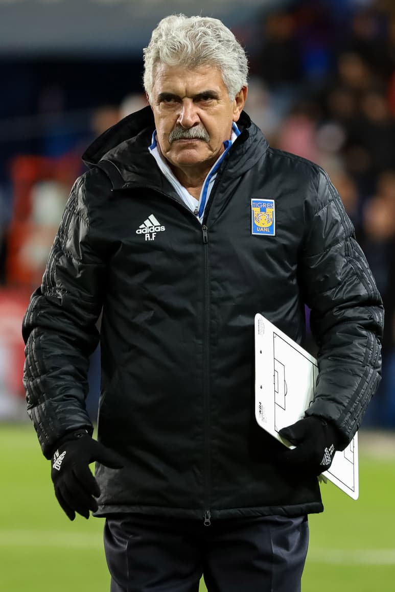 Un partido de suspensión tendrá Ricardo Ferretti, luego de fumar el domingo pasado en la banca del Estadio Corona. (ARCHIVO)