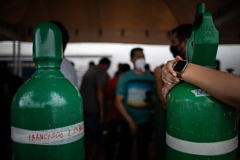 La falta de oxígeno para atender a los pacientes con COVID-19 en el estado brasileño de Amazonas, que vive un grave colapso sanitario desde la semana pasada, se ha ensañado principalmente con los municipios del interior de la Amazonía, en donde al menos 14 personas han muerto por asfixia. (EFE)