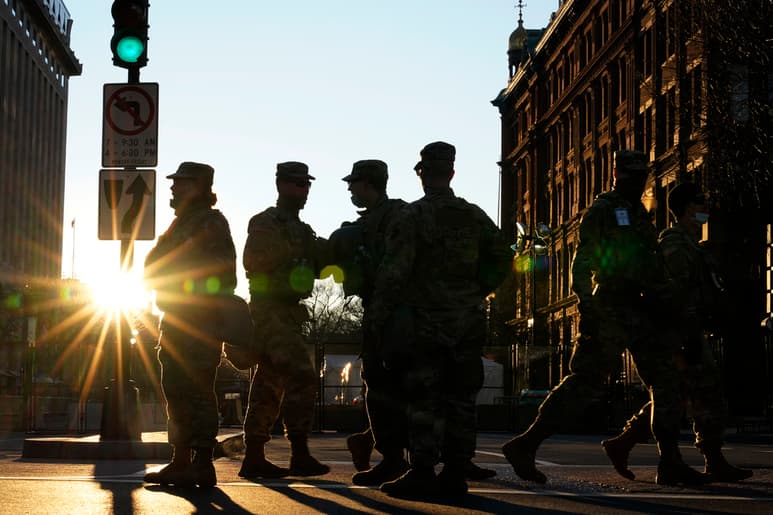 Otra decena de soldados fueron retirados del destacamento desplegado en Washington por asuntos no relacionados con el asalto. (ARCHIVO)