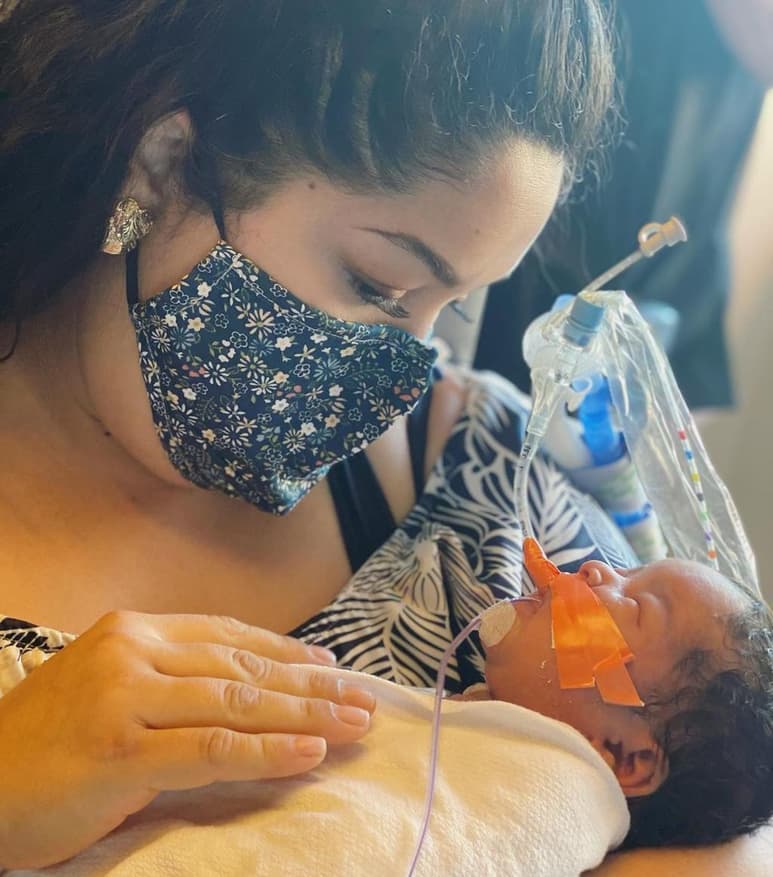 A través de redes sociales, Wendolee compartió un foto de ella con la bebé intubada (ESPECIAL)