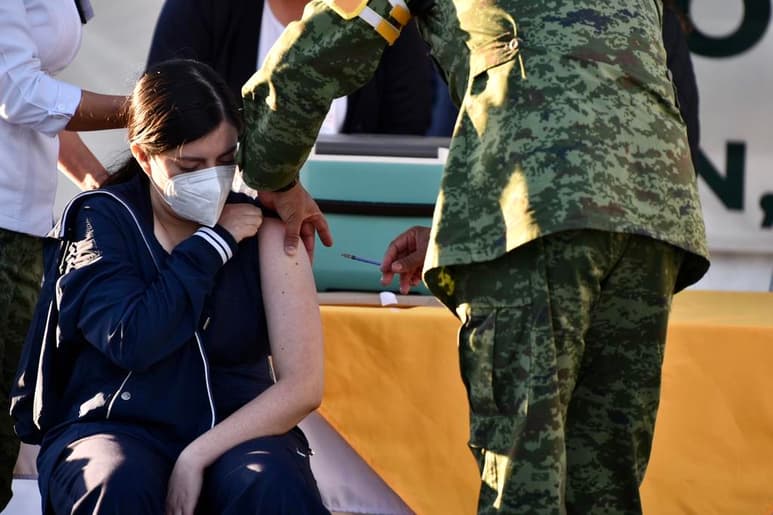 El jefe de la Jurisdicción Sanitaria VI, Juan Pérez Ortega, había comentado que de las 3 mil 900 dosis que llegaron ayer a Coahuila, mil 400 serían para La Laguna y que se aplicarían para el personal que está pendiente de recibir una primera dosis en los hospitales de la Red IRAG.
(ARCHIVO)