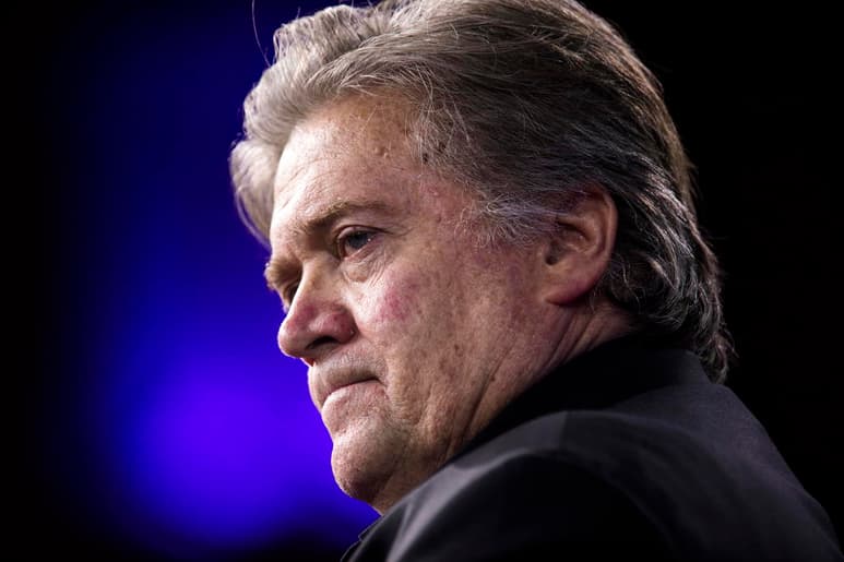 Steve Bannon, de 66 años, fue indultado tras ser acusado de defraudar a ciudadanos que donaron dinero para construir un muro en la frontera con México, uno de los proyectos emblemáticos de Trump.
(EFE)