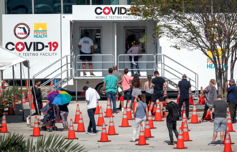 Estados Unidos cumplió este miércoles un año de la confirmación del primer caso en su territorio del nuevo coronavirus con más contagios y fallecidos por la enfermedad que ningún otro país y un nuevo presidente que se ha comprometido a poner freno al avance de la pandemia. (ARCHIVO)