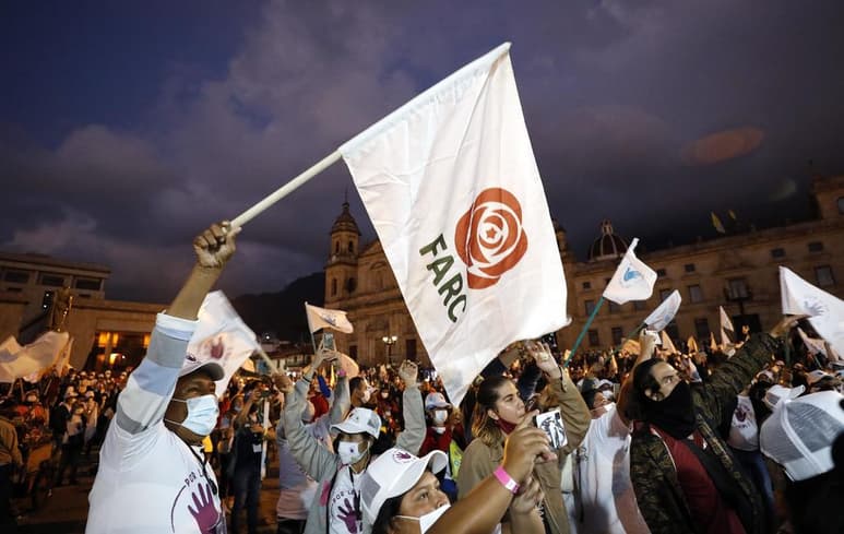 El partido político FARC, surgido de la desmovilización de esa guerrilla, cambiará de nombre debido a la 'carga negativa' que implica esa sigla después de firmar el acuerdo de paz con el Gobierno colombiano, informaron este miércoles sus dirigentes. (ARCHIVO)