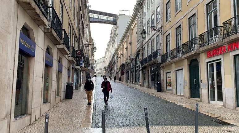 Portugal vive a partir de hoy un confinamiento más estricto para obligar a más ciudadanos a quedarse en casa, pero cuyas medidas son aún insuficientes para muchos especialistas, que suben el tono de sus críticas al mismo ritmo que crece el miedo a seguir batiendo récords diarios. (ARCHIVO)