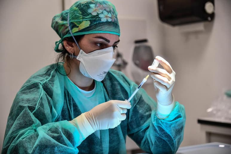 El Gobierno de Italia estudia emprender posibles acciones legales contra la farmacéutica estadounidense Pfizer debido al retraso en la entrega de remesas de vacunas del coronavirus, lo que ha ralentizado la campaña de vacunación en el país. (ARCHIVO)