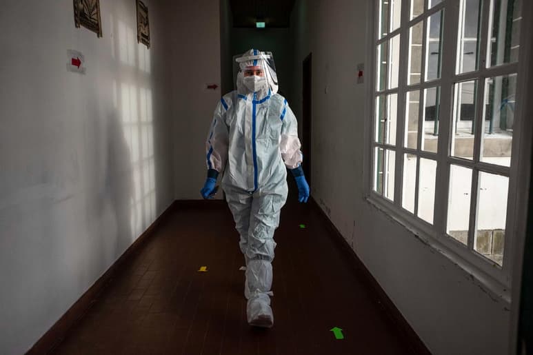 La pandemia de coronavirus vuelve a marcar un récord diario de fallecidos y contagiados en Portugal desde marzo pasado con un total de 219 muertos en las últimas veinticuatro horas y 14,647 nuevos positivos, muy por encima del máximo anterior (10,698). (ARCHIVO)
