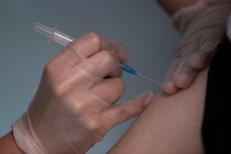 Chile aprobó el miércoles el uso de la vacuna del laboratorio chino Sinovac con carácter de emergencia para combatir el COVID-19, aunque con ciertas restricciones. (ARCHIVO)