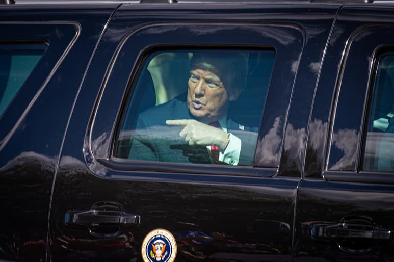 Donald Trump dejó calladamente de ser presidente de Estados Unidos este miércoles en su club Mar-a-Lago de Palm Beach (Florida), adonde llegó poco antes de que el demócrata Joe Biden asumiera la Presidencia en una ceremonia en Washington de la que él estuvo ausente por voluntad propia. (EFE)