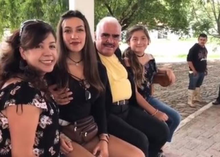 Un video en el que dos mujeres y una niña aparecen sentadas junto a Vicente Fernández se ha viralizado en redes sociales. (ESPECIAL)