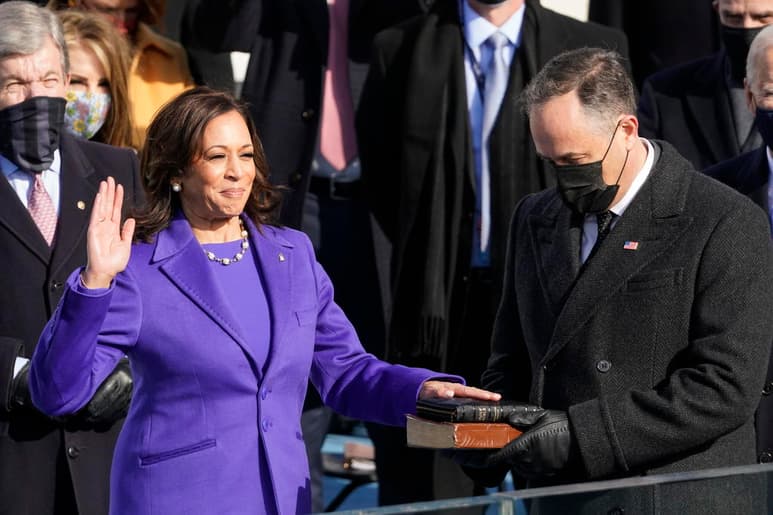 Si Melania Trump se ha despedido de la Casa Blanca con un Chanel negro, Jill Biden, la mujer del nuevo presidente de los Estados Unidos, entra en ella con un abrigo azul 'demócrata' que transmite 'tranquilidad', y Kamala Harris, con un abrigo morado, apela al 'entendimiento'. (Especial)