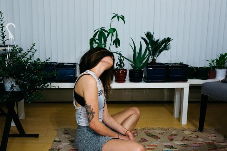Existen varios métodos que pueden ayudarte a conciliar el sueño e incluso aportan a tu estabilidad ayudándote a descansar mejor. Uno de estos es la práctica de yoga. (ARCHIVO) 
