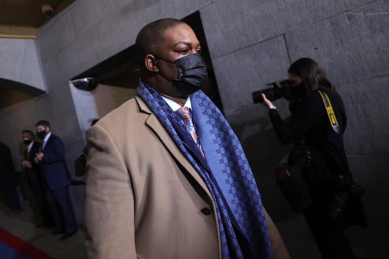 El agente Eugene Goodman, uno de los héroes de la Policía del Capitolio que se enfrentaron hace dos semanas a la turba que irrumpió en la sede del Congreso de EUA, fue el encargado este miércoles de escoltar a la vicepresidenta, Kamala Harris, durante la ceremonia de investidura. (ARCHIVO)