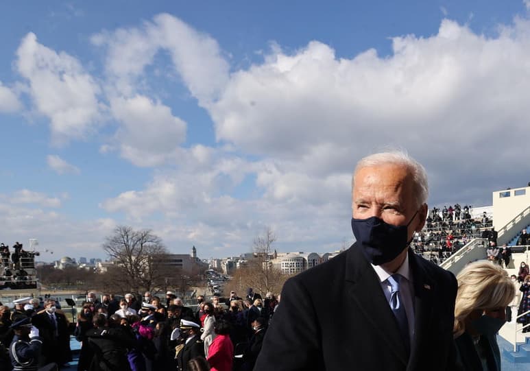 El presidente de EUA, Joe Biden, y la vicepresidenta, Kamala Harris, honraron este miércoles a los soldados estadounidenses muertos en combate durante una solemne ofrenda floral en la tumba del soldado desconocido en el cementerio nacional de Arlington (Virginia). (EFE)