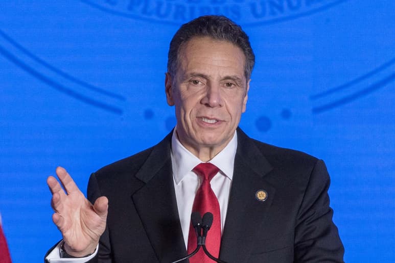 El gobernador de Nueva York, Andrew Cuomo, que lleva meses pidiendo ayuda federal para compensar los 15,000 millones de dólares que su estado dejó de ingresar como consecuencia de la pandemia, alabó este miércoles la asunción oficial de Joe Biden como presidente de Estados Unidos y pidió que el nuevo paquete de ayuda se reparta de manera 'justa'. (AGENCIAS / EFE)