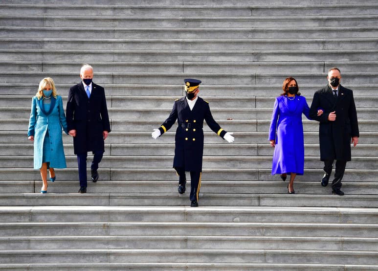 Si Melania Trump se ha despedido de la Casa Blanca con un Chanel negro, Jill Biden, la mujer del nuevo presidente de los Estados Unidos, entra en ella con un abrigo azul 'demócrata' que transmite 'tranquilidad', y Kamala Harris, con un abrigo morado, apela al 'entendimiento'. (AGENCIAS / AP )