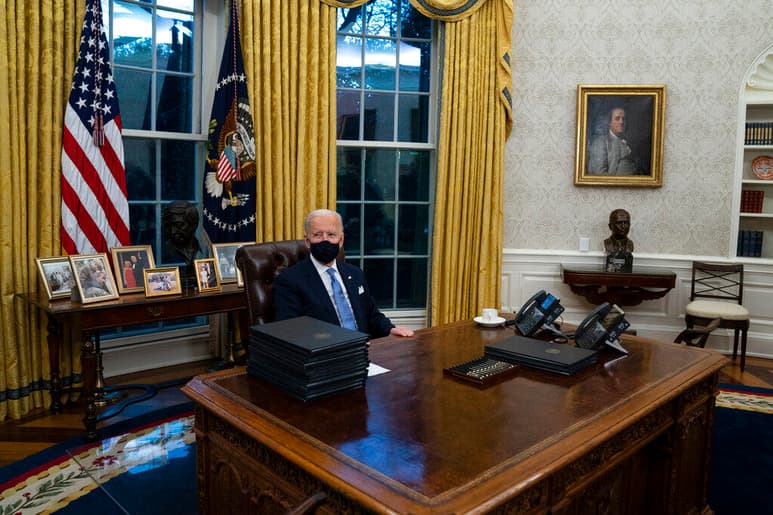 El presidente de Estados Unidos, Joe Biden, redecoró rápidamente el Despacho Oval de la Casa Blanca y colocó en un lugar preponderante, junto con las fotos de su familia, el busto del líder sindicalista hispano César Chávez. (AGENCIAS / AP) 