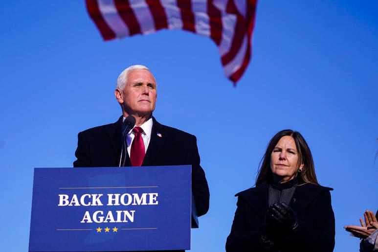 A Mike Pence le tocó este miércoles pasar el trago amargo de representar al Gobierno saliente de EUA en la toma de posesión del demócrata Joe Biden y de su sucesora en la Vicepresidencia, Kamala Harris, en ausencia de su jefe, Donald Trump. (ESPECIAL)